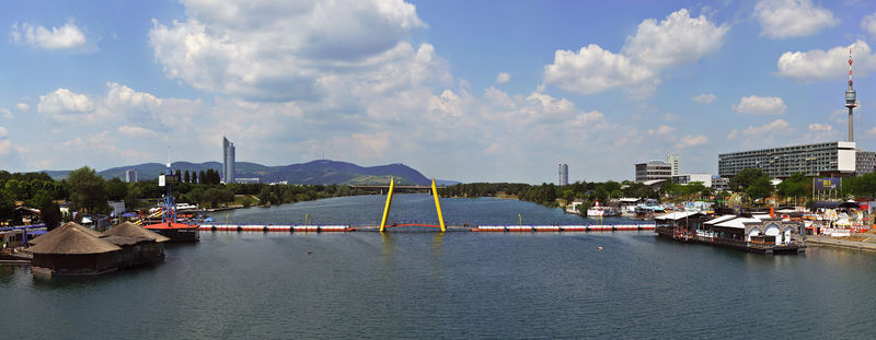 Soubor:Neue Donau mit der Fußgängerbrücke Ponte Cagrana in Wien.jpg
