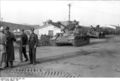 Bundesarchiv Bild 101I-304-0627-26A, Sardinien, Palau Marina, Offiziere, Panzer IV.jpg