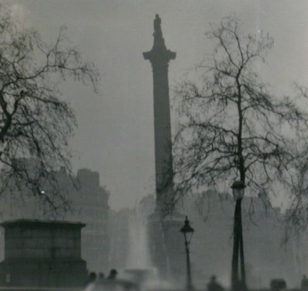 Soubor:Nelson's Column during the Great Smog of 1952.jpg