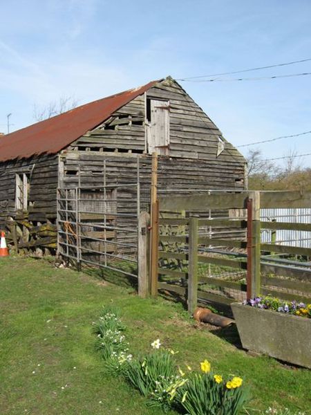 Soubor:Gable End of Derelict Farm Barn - geograph.org.uk - 1205112.jpg