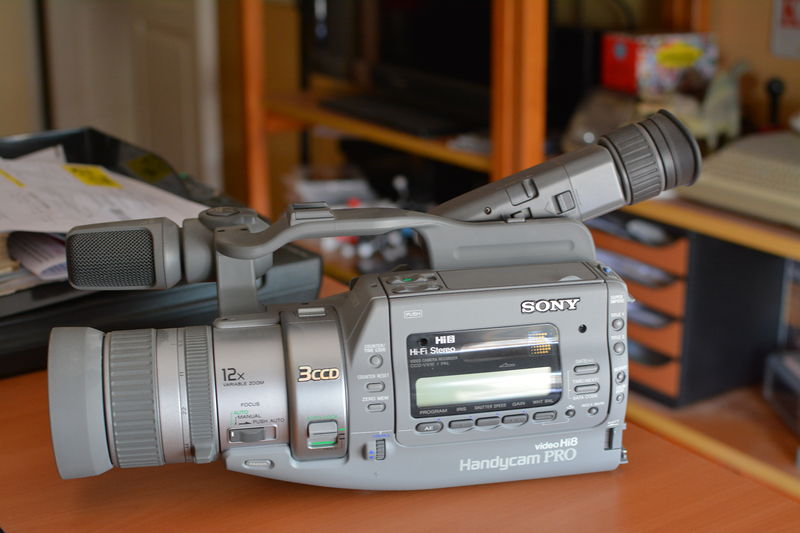 Soubor:Sony Handycam Hi8 CCD-VX1E camcorder.jpg