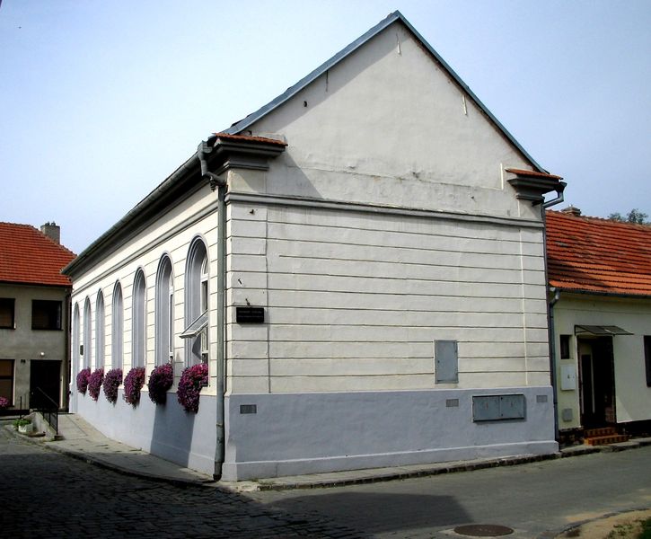 Soubor:Bývalá synagoga ve Veseli nad Moravou.JPG
