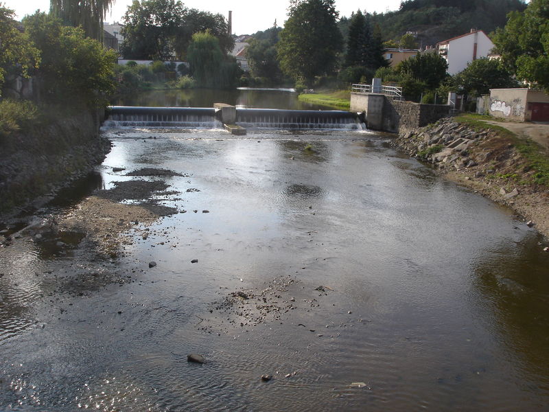 Soubor:Jihlava River in Třebíč, Jejkov.jpg