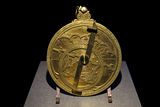 Mosazný astroláb z roku 1465.