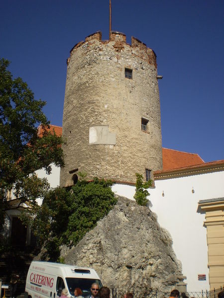 Soubor:Mikulovský zámek, širší věž.JPG