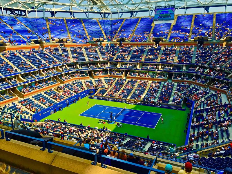 Soubor:Tennis in the morning-US Open, New York City-2017-Flickr.jpg