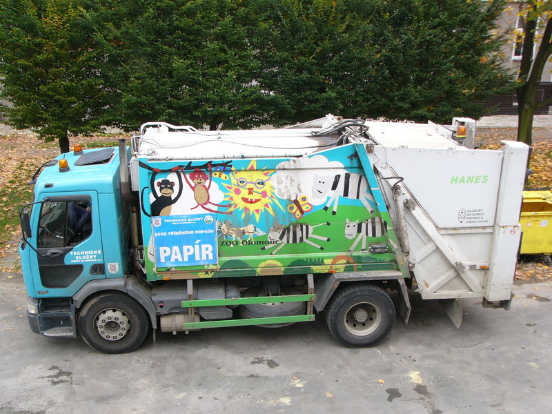 Soubor:Paper recycling car in Olomouc.jpg