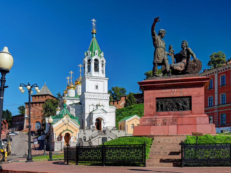 Soubor:Nizhny Novgorod. Church of Saint John the Baptist. Monument to Minin and Pozharsky P8132477 2475.jpg