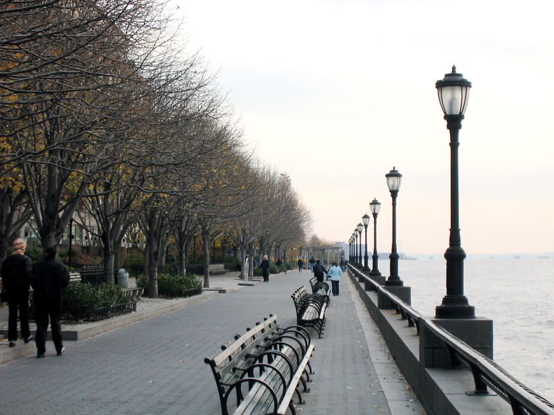 Soubor:The Esplanade in Battery Park November 2003 New York City.jpg