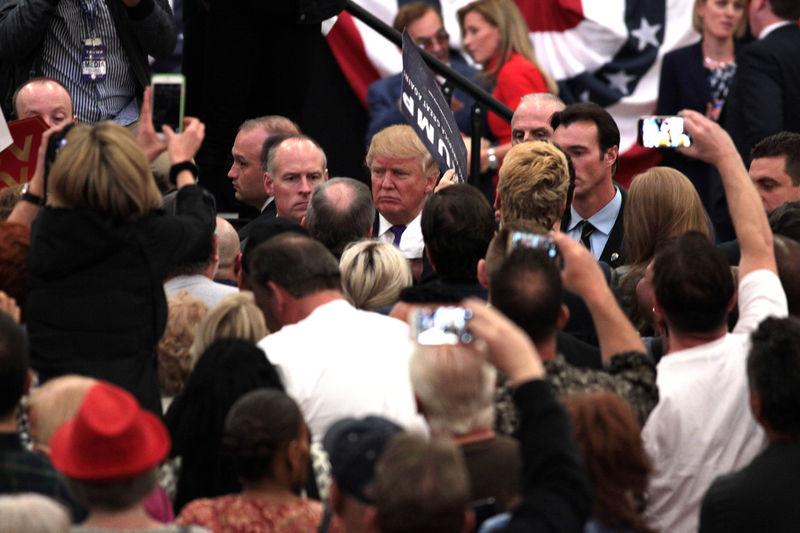 Soubor:Donald Trump with supporters (24614189334).jpg