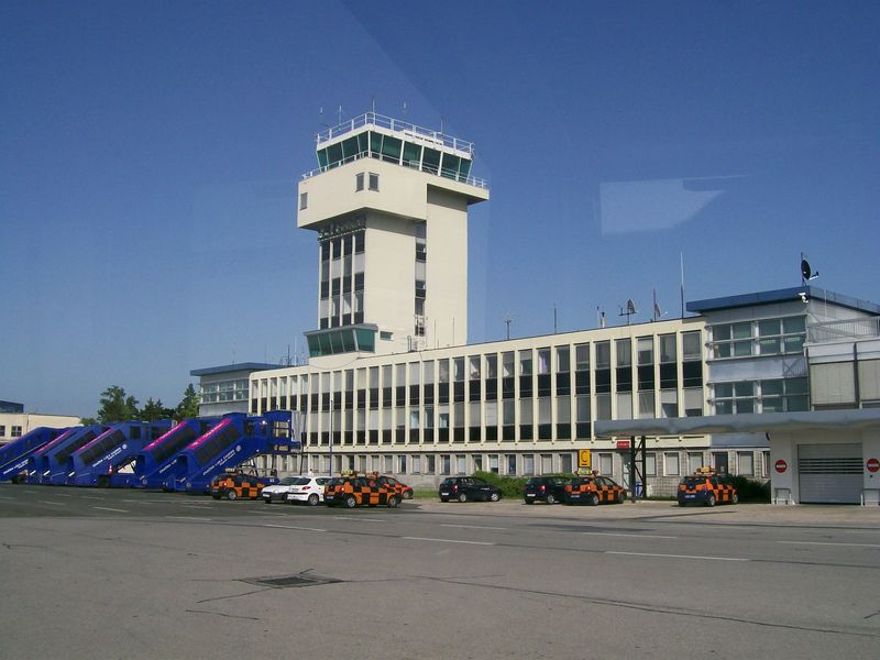 Soubor:Zagreb Airpoirt tower.jpg