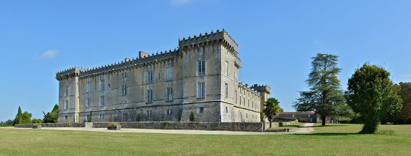 Soubor:Cherves-Richemond 16 Château Chesnel vue W 2014.jpg