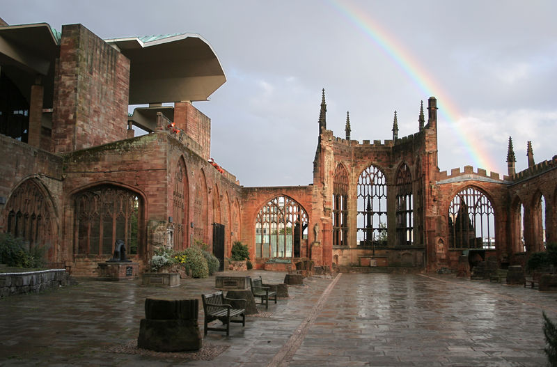 Soubor:Coventry Cathedral Ruins with Rainbow.jpg