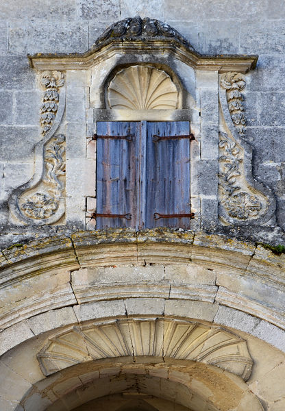 Soubor:Bassac 16 Abbaye Entrée ancien cloître 2014.jpg