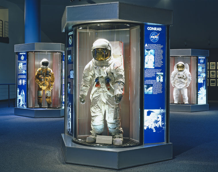 Soubor:NASA space suits at JSC.jpg