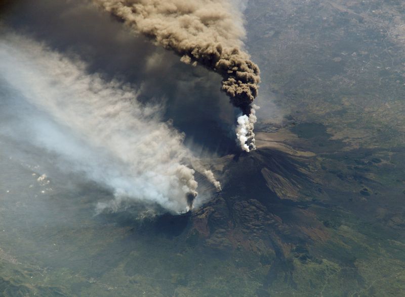 Soubor:Etna eruption seen from the International Space Station1.jpg