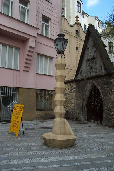 Soubor:Praha, Můstek, kubistická lampa.jpg