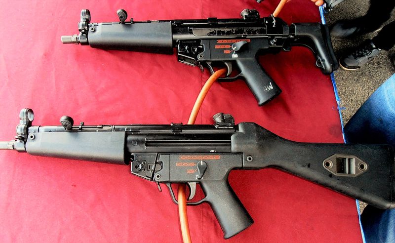 Soubor:HK MP5 in two versions used by PASKAL.JPG
