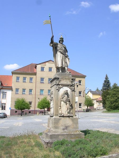 Soubor:Pacov, náměstí Svobody, pomník svatého Václava.jpg