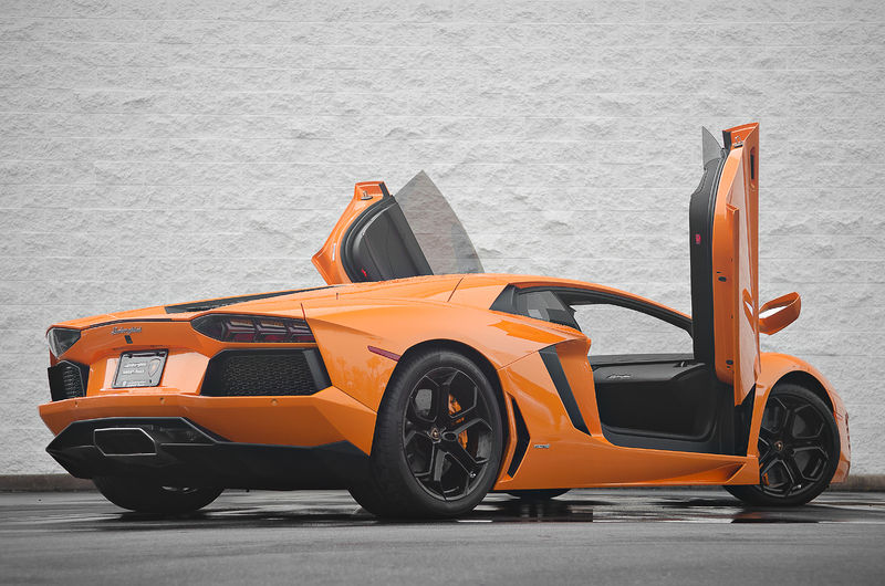 Soubor:Orange Lamborghini Aventador LP700 (13958653933).jpg