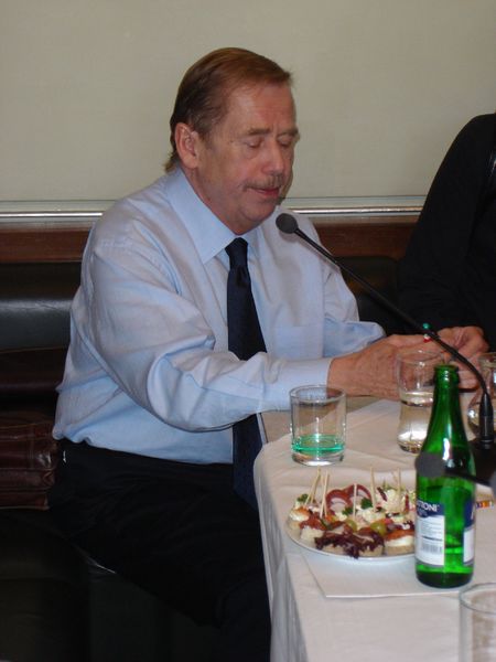Soubor:Václav Havel 9. června 2006, Café d'Europe.jpg