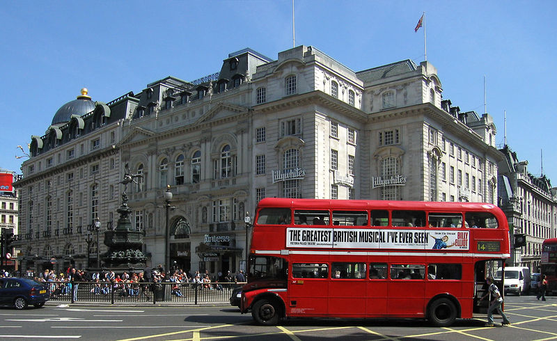 Soubor:Routemaster Bus, Piccadilly Circus.jpg