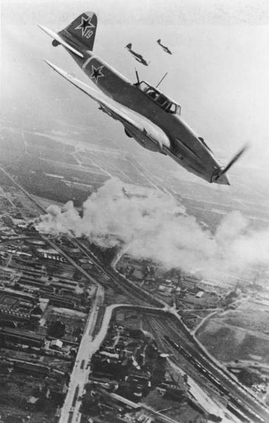 Soubor:Bundesarchiv Bild 183-R85077, Sowjetisches Schlachtflugzeug über Berlin.jpg