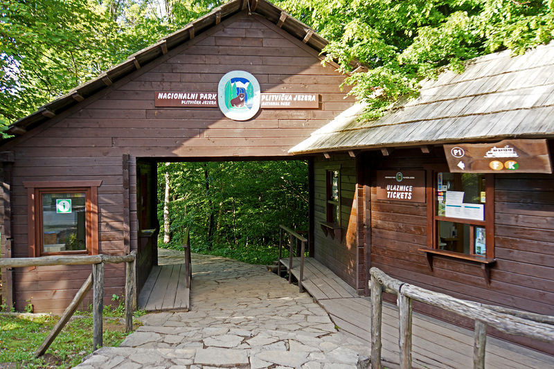 Soubor:Croatia-00825-Croatia's first National park (Plitvice Lake)-DJFlickr.jpg