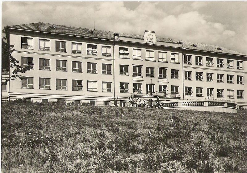 Soubor:Strelna former school.jpg