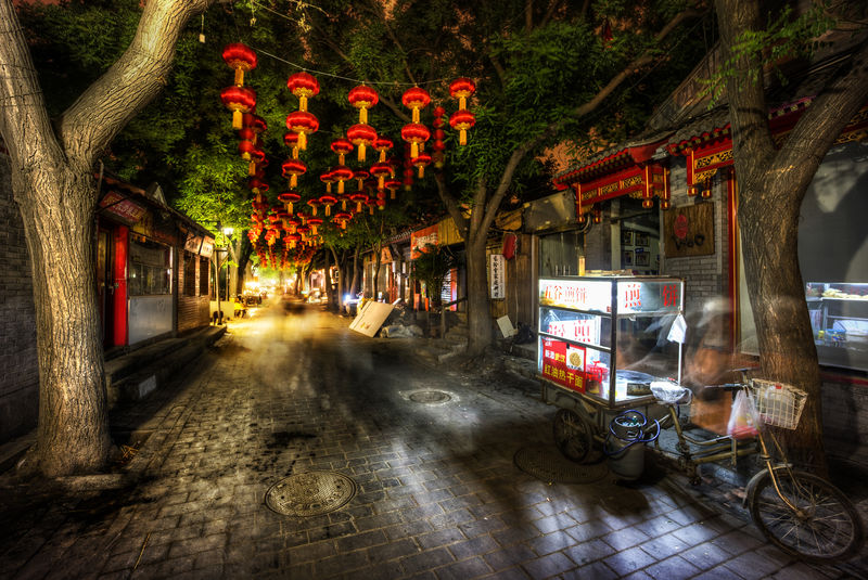 Soubor:Dark Street with Lanterns in China-TRFlickr.jpg