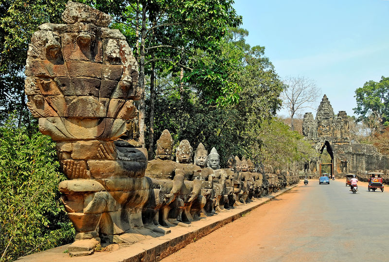 Soubor:Cambodia-2521 - South Gate Causeway-DJFlickr.jpg