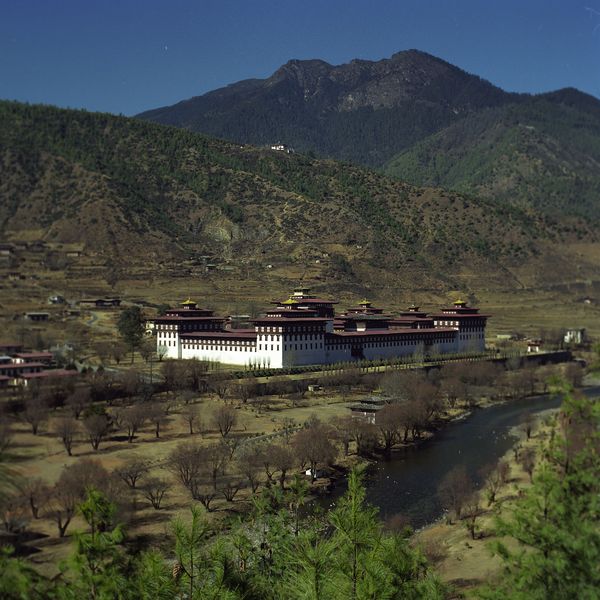 Soubor:Tashichoedzong-Bhutan-2001.JPG