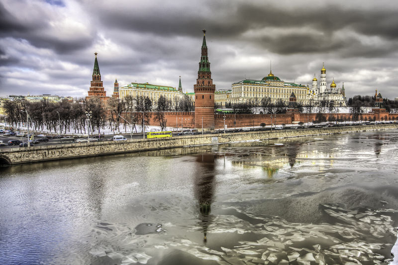 Soubor:Kremlin Palace reflection Moscow cityscape (8283191601).jpg