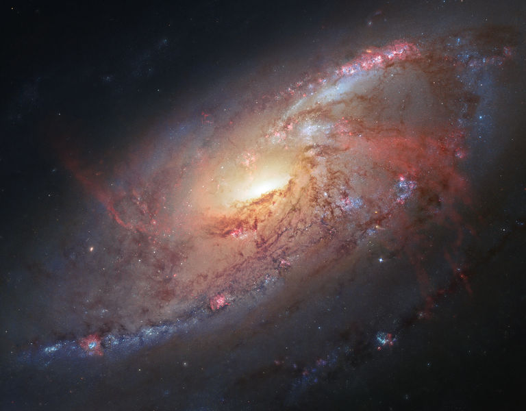 Soubor:Hubble view of M 106.jpg