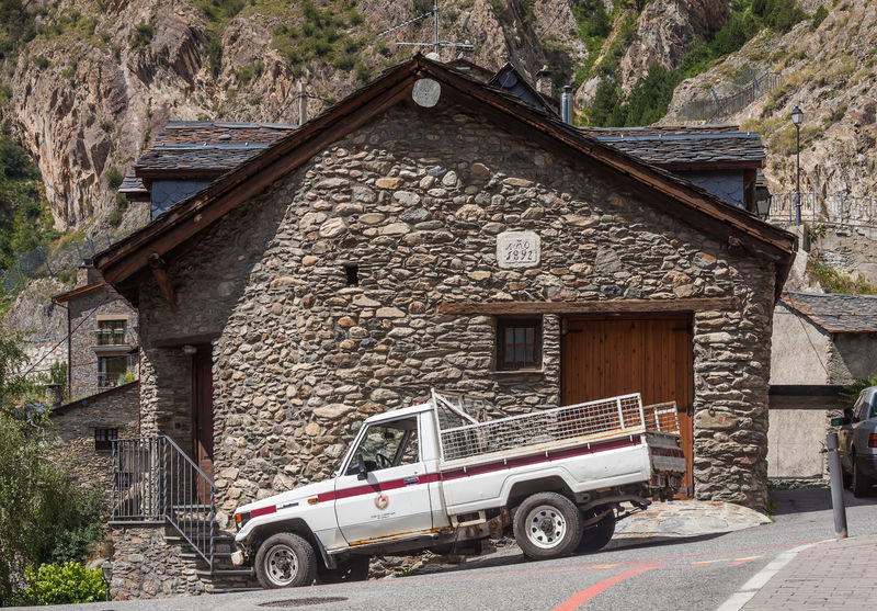 Soubor:Casa e camioneta en Canillo. Andorra.jpg