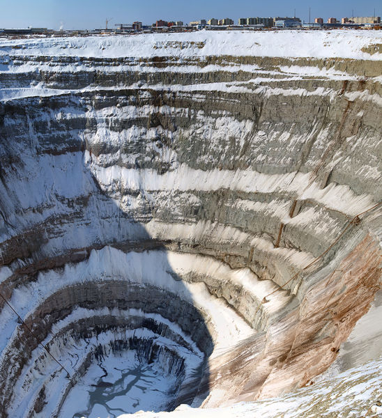 Soubor:Diamond mine. Mirny in Yakutia. 02.jpg