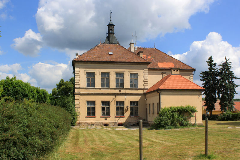Soubor:Čelákovice, Sedlčánky, old school building.jpg