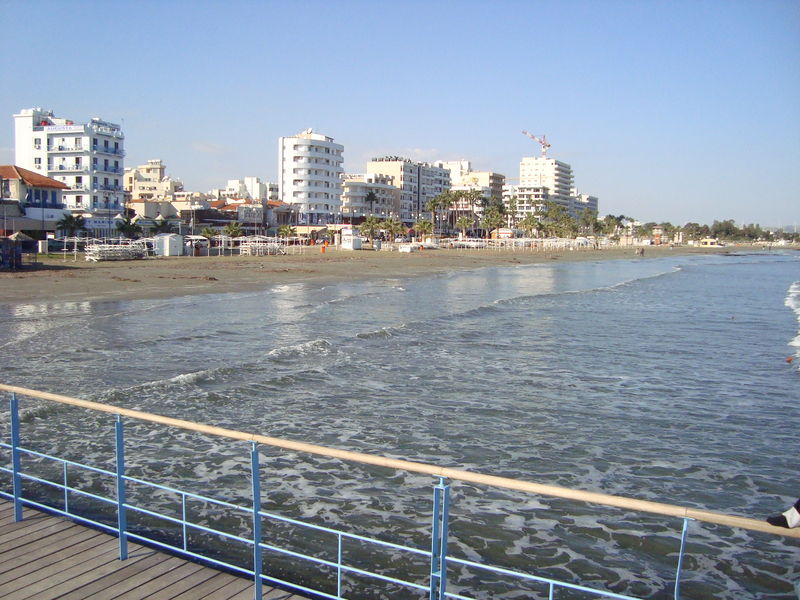 Soubor:Larnaca by the sea.JPG