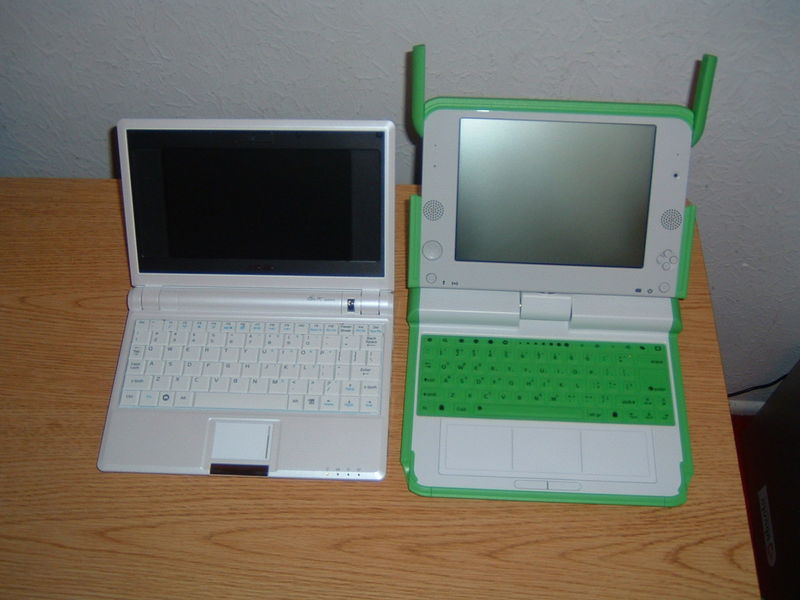 Soubor:Asus Eee PC and OLPC XO-1.jpg