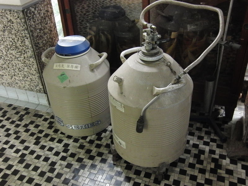 Soubor:Liquid nitrogen tank.jpg