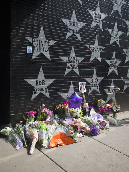 Soubor:Flowers for Prince at First Avenue in Minneapolis-Flickr-2016.jpg