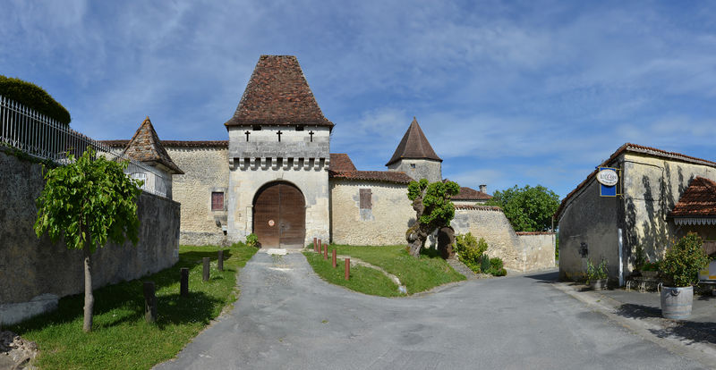 Soubor:Lusignac 24 Château façade 2014.jpg