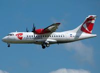 ATR 42-500 přistává na Ruzyňském letišti