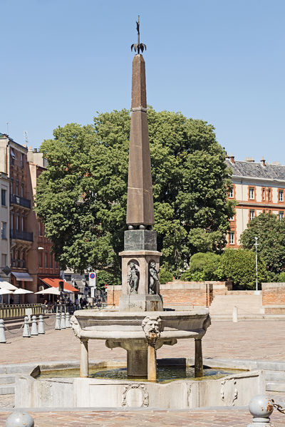 Soubor:Fontaine de la place Saint-Étienne Toulouse.jpg