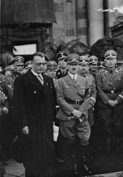 Soubor:Bundesarchiv Bild 119-5243, Wien, Arthur Seyß-Inquart, Adolf Hitler.jpg