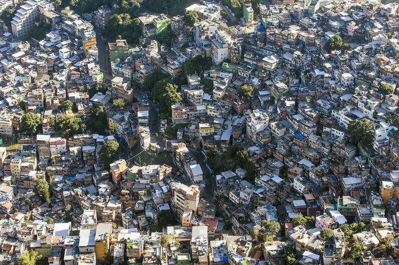 Soubor:1 rocinha favela main road 2014.jpg