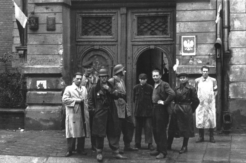 Soubor:Warsaw Uprising - Insurgents at Kalmer Factory.jpg