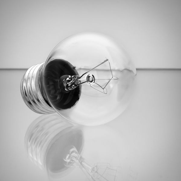 Soubor:Small incandescent light bulb with standard screw (E27).jpg