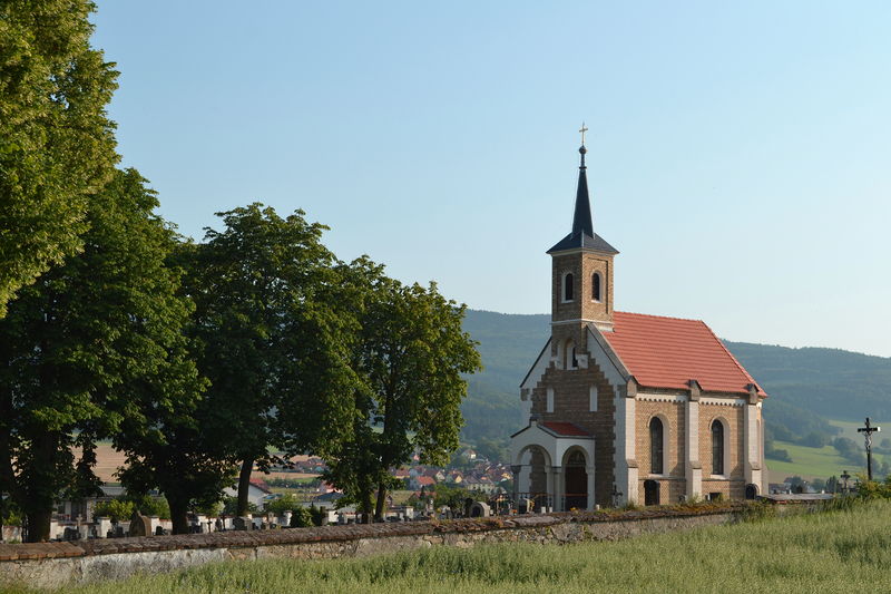 Soubor:Křemže, hřbitov s kaplí sv. Voršily.JPG