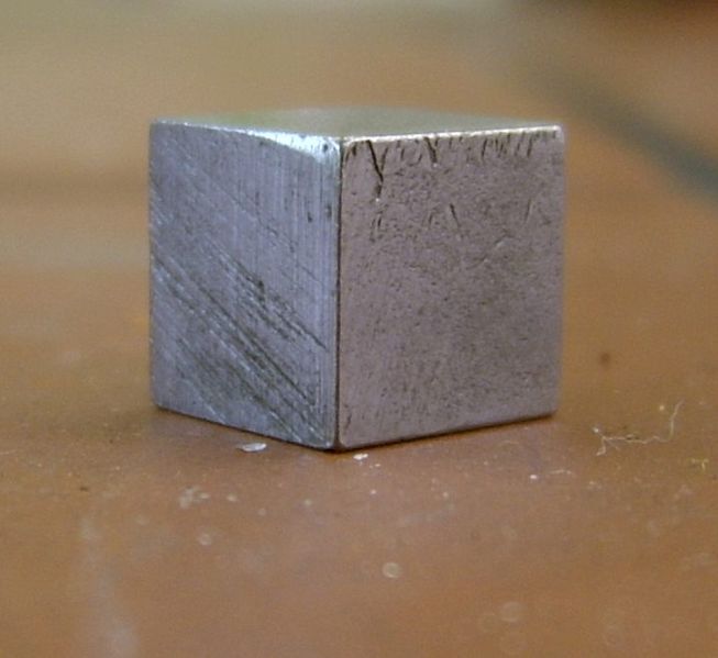Soubor:Metal cube tin.jpg